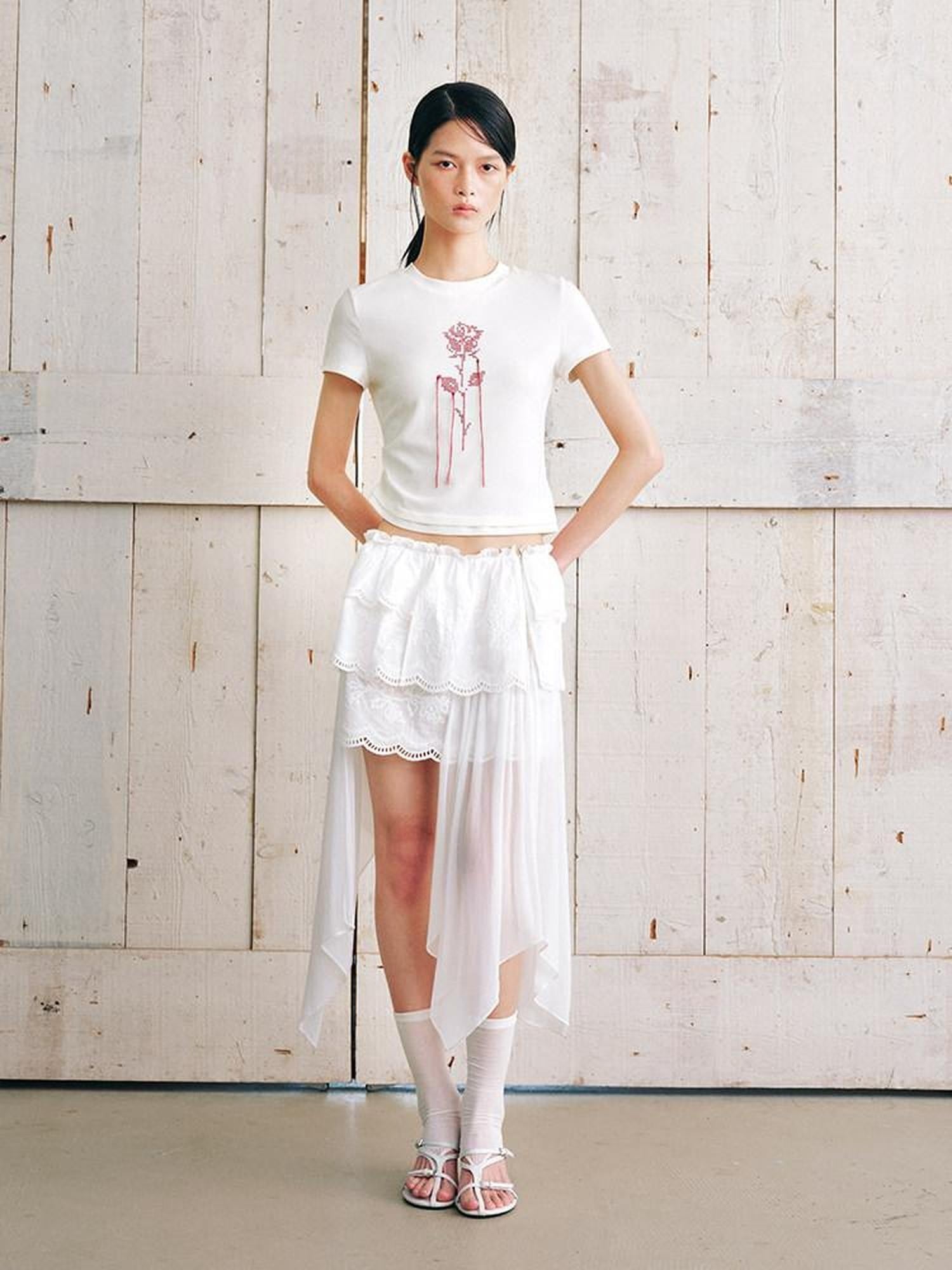AnnoMundi T-shirts à manches courtes pour femmes en lyocell beige avec broderie rose et pompons, taille cintrée