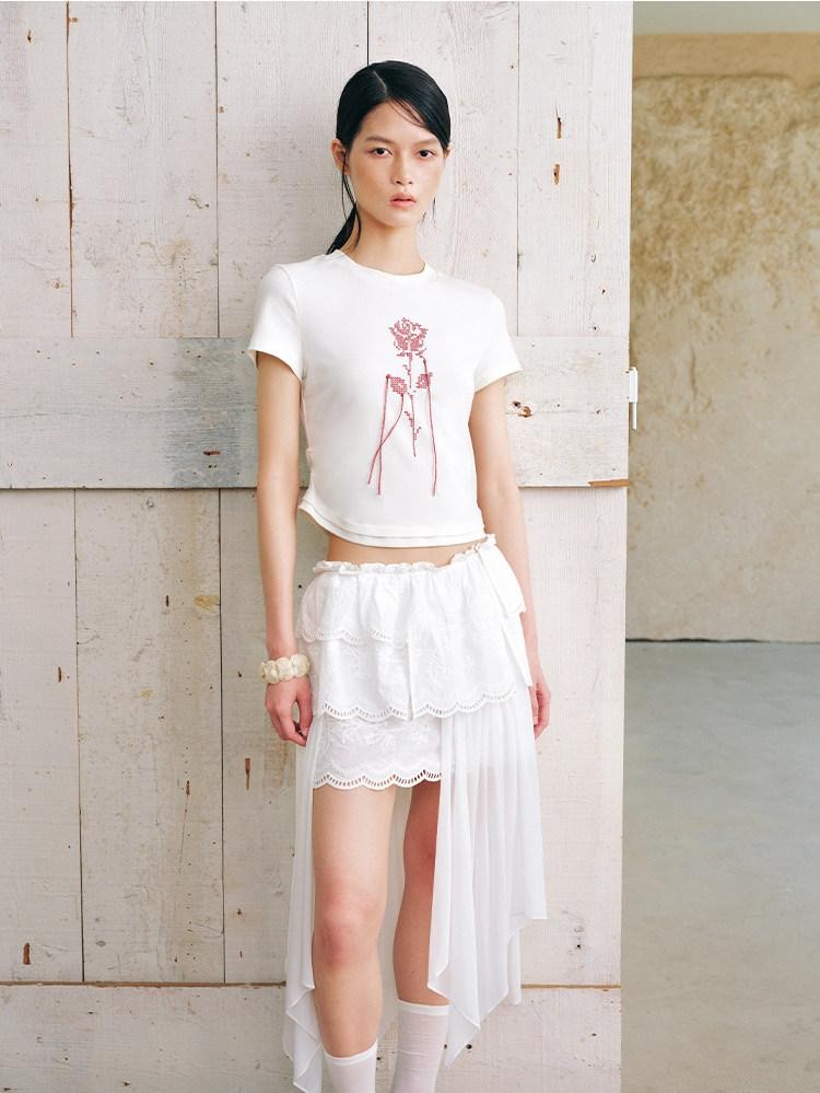 AnnoMundi T-shirts à manches courtes pour femmes en lyocell beige avec broderie rose et pompons, taille cintrée