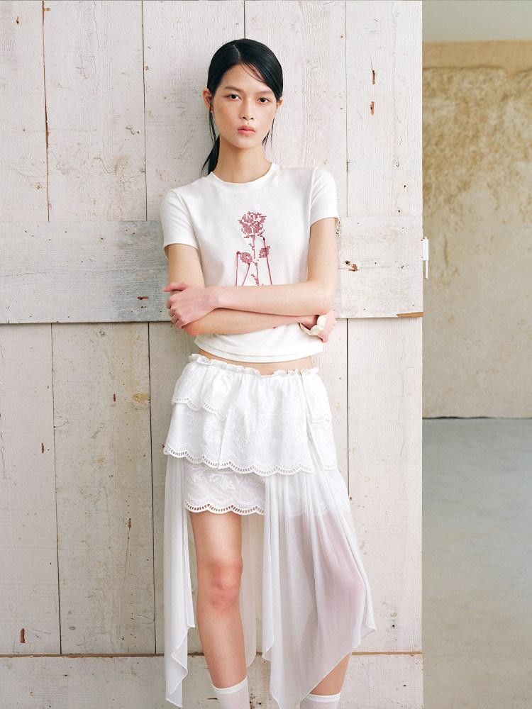 AnnoMundi T-shirts à manches courtes pour femmes en lyocell beige avec broderie rose et pompons, taille cintrée