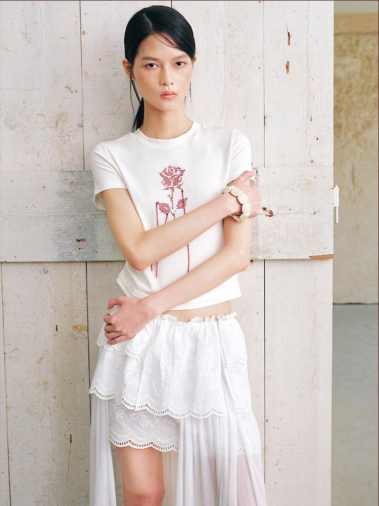 AnnoMundi T-shirts à manches courtes pour femmes en lyocell beige avec broderie rose et pompons, taille cintrée