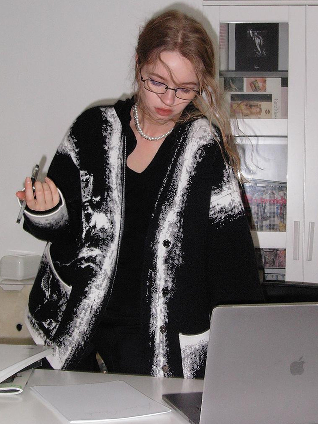 AnnoMundi Black And White Rose Jacquard V-Neck Knit Cardigan