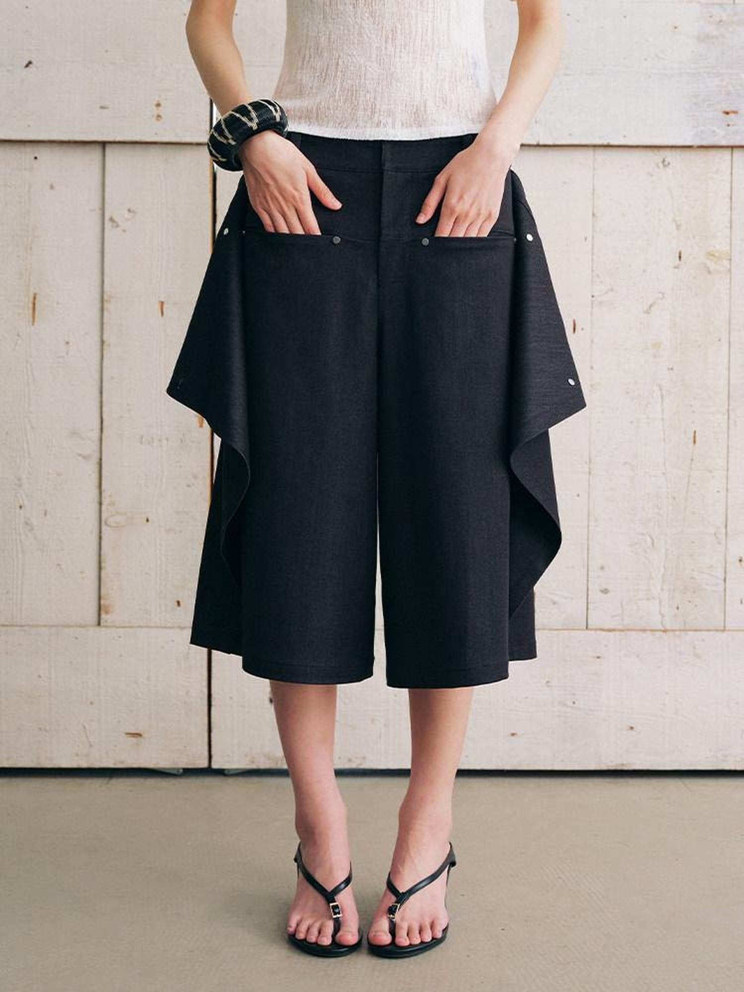 AnnoMundi Bermuda plissé asymétrique noir à double couche réversible pour femme