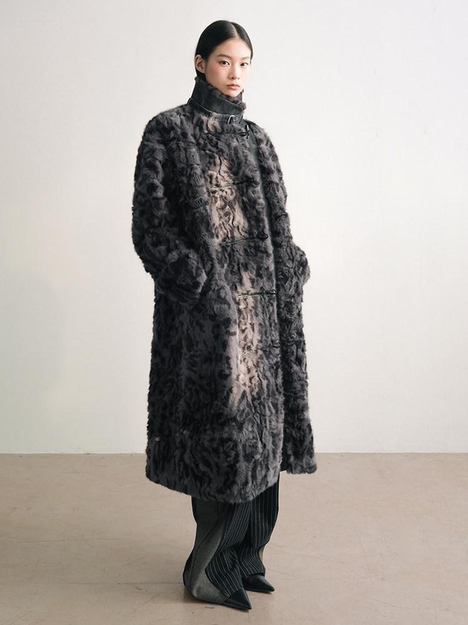 AnnoMundi Manteau long pour femmes en polyester et coton, à col montant, avec empiècements en fausse fourrure noire et grise
