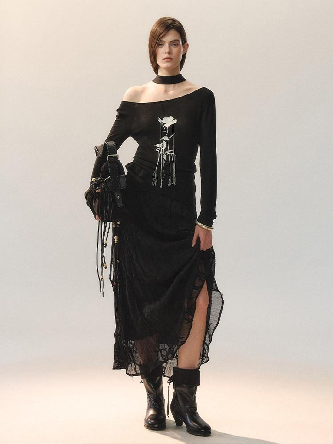 AnnoMundi Embroidered Rose Cuffed Sleeve Casual Regular Fit Women Black Long Sleeve T-Shirts