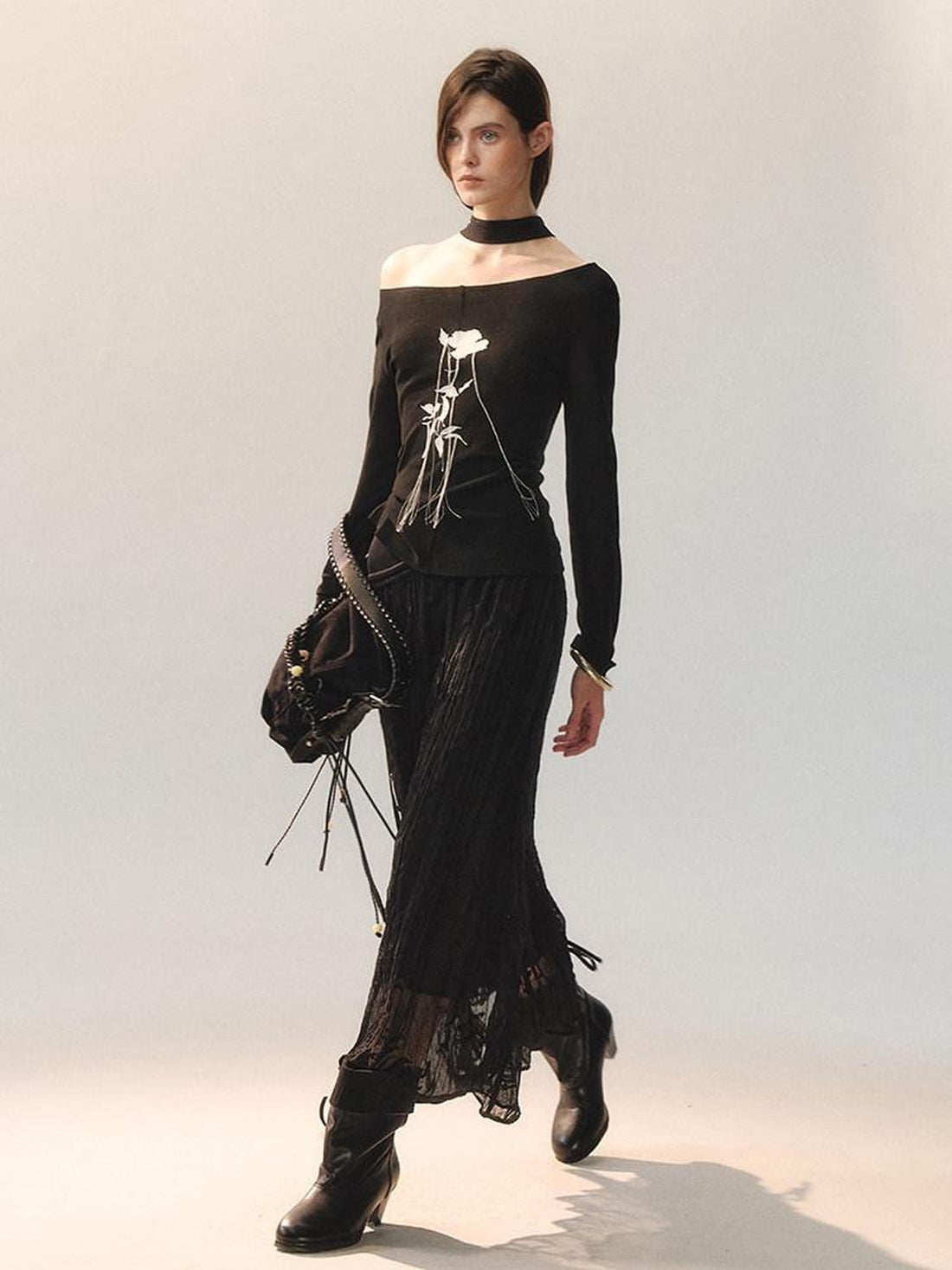 AnnoMundi Embroidered Rose Cuffed Sleeve Casual Regular Fit Women Black Long Sleeve T-Shirts