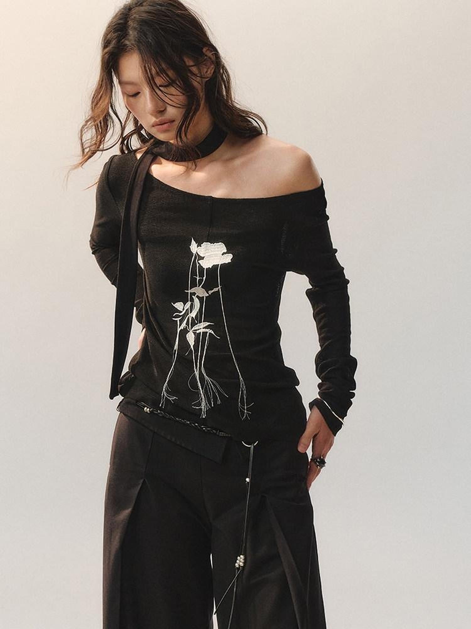 AnnoMundi Embroidered Rose Cuffed Sleeve Casual Regular Fit Women Black Long Sleeve T-Shirts