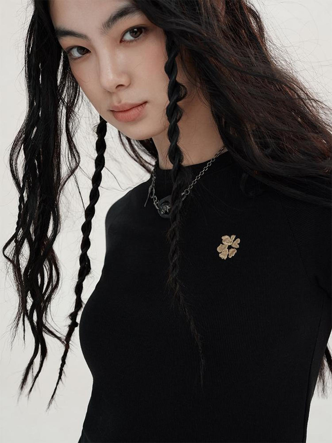 AnnoMundi Floral Embroidered Cropped Knit V-Neck T-Shirt Long-Sleeve
