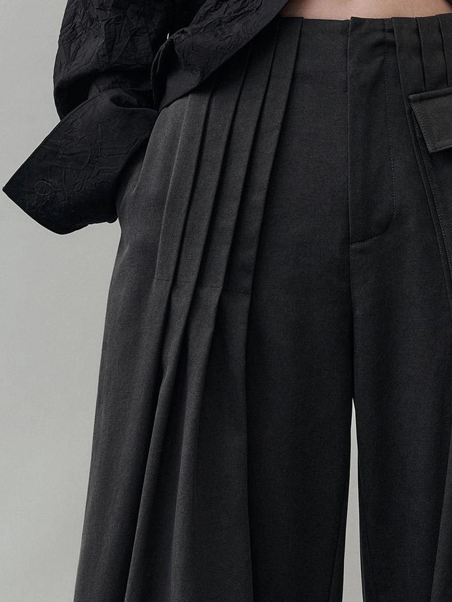 AnnoMundi Loose Fit Pleated Trousers In Black Pants