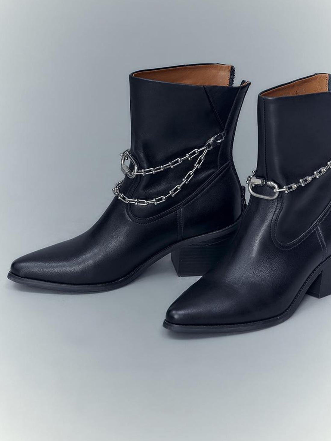 AnnoMundi Pointed Toe Chain Chelsea Boots Matte Leather Ankle Boots