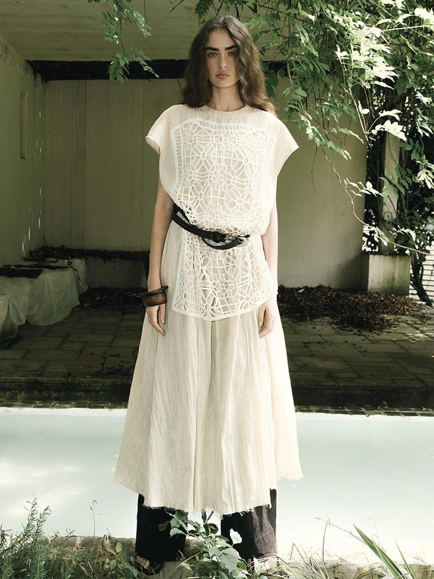AnnoMundi Vintage Lace Trimmed Silhouette Dress