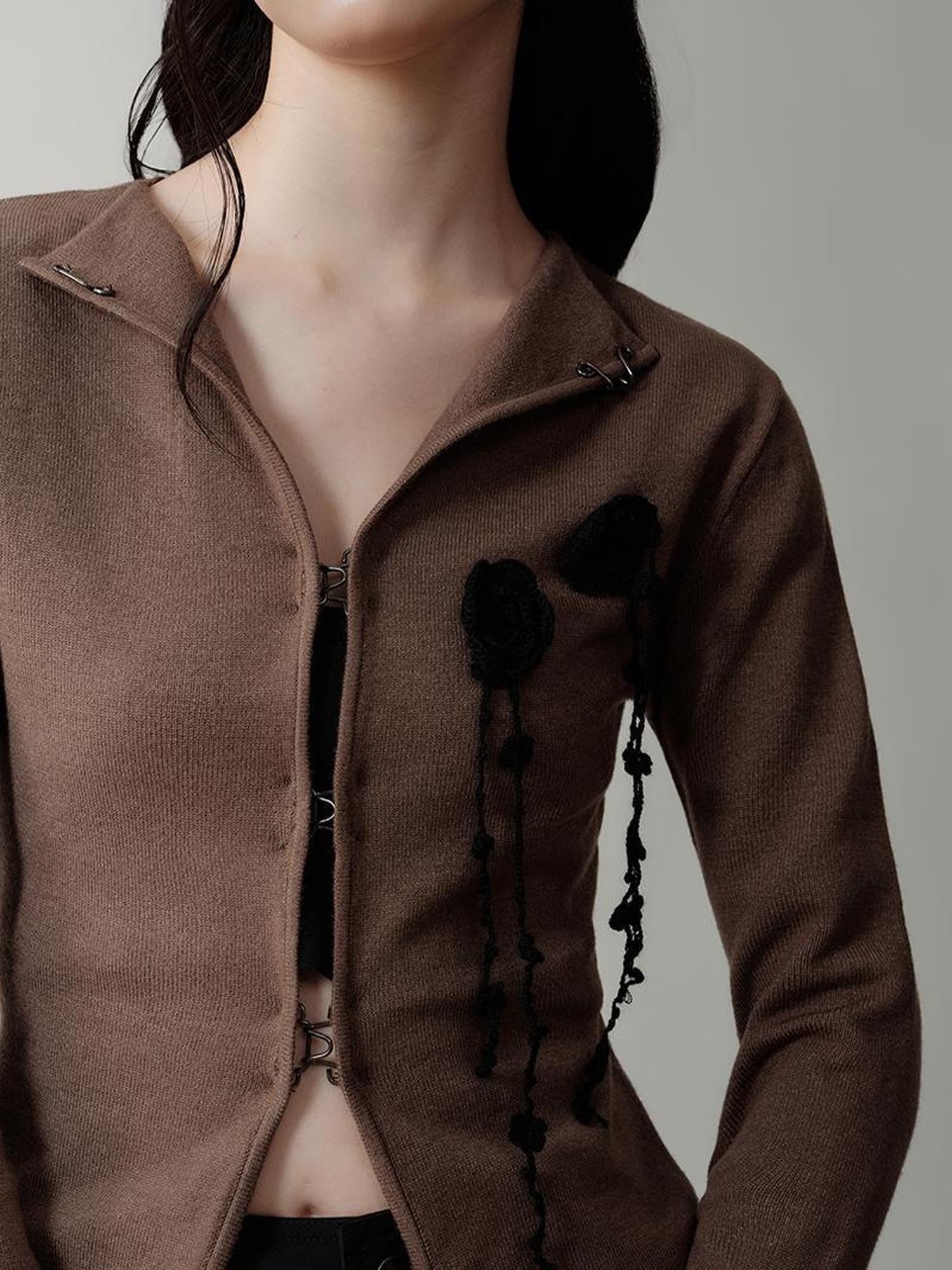 AnnoMundi Vintage Lapel Hook Closure Slim Women&