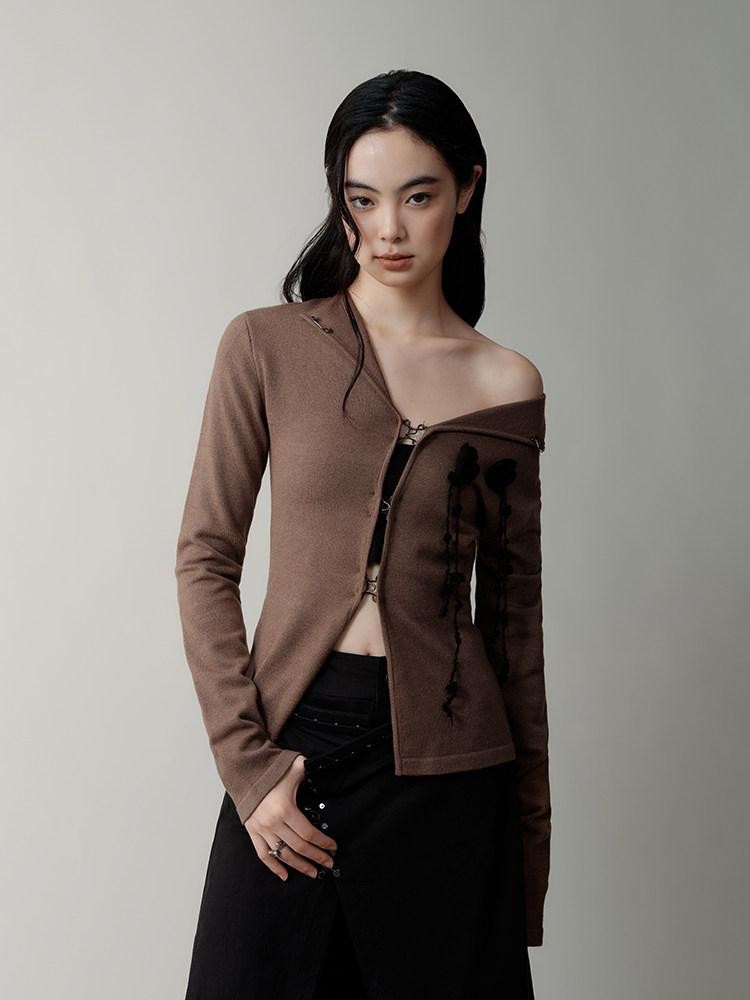 AnnoMundi Vintage Lapel Hook Closure Slim Women&