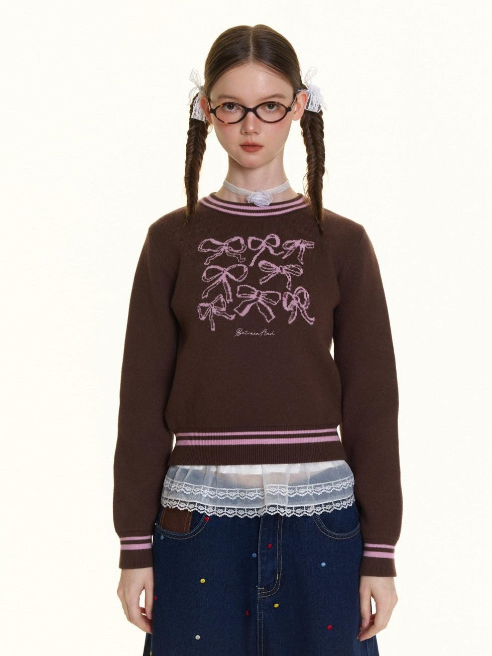 BETWEENAND Brown Bow Embroidery Jacquard Round Neck Women&