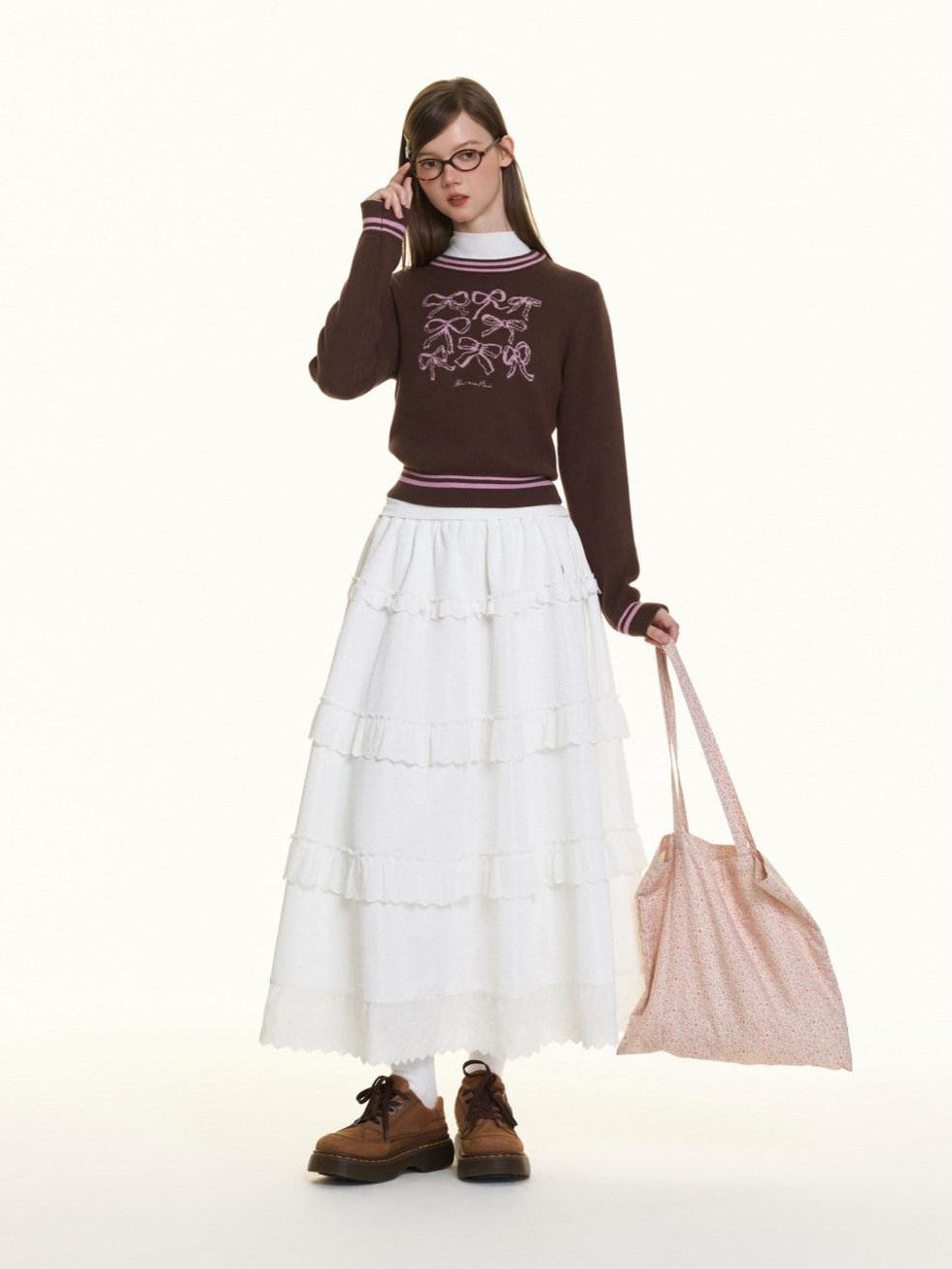 BETWEENAND Brown Bow Embroidery Jacquard Round Neck Women&