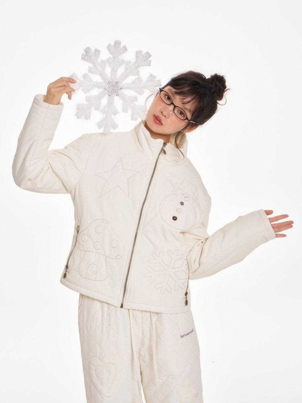 BETWEENAND Creamy White Snowman Embroidered Stand Collar Women&