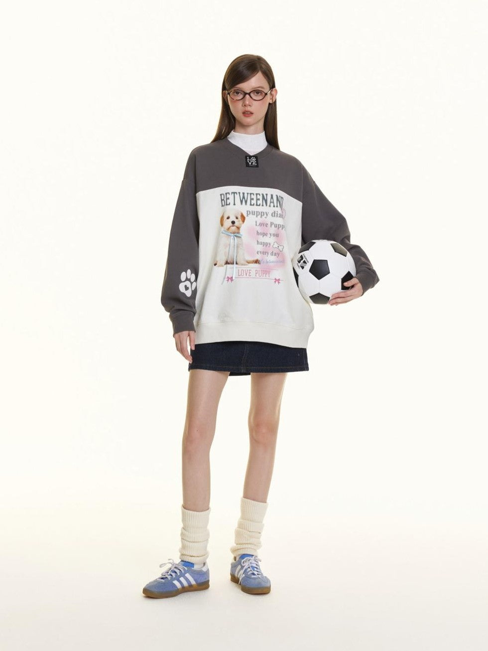 BETWEENAND Dog Patch Contrast V-neck Embroidered Women&
