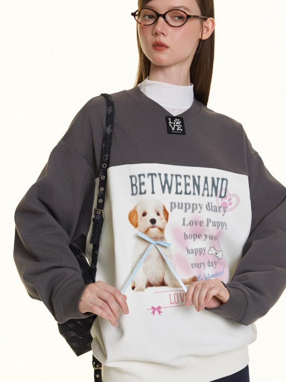 BETWEENAND Dog Patch Contrast V-neck Embroidered Women&