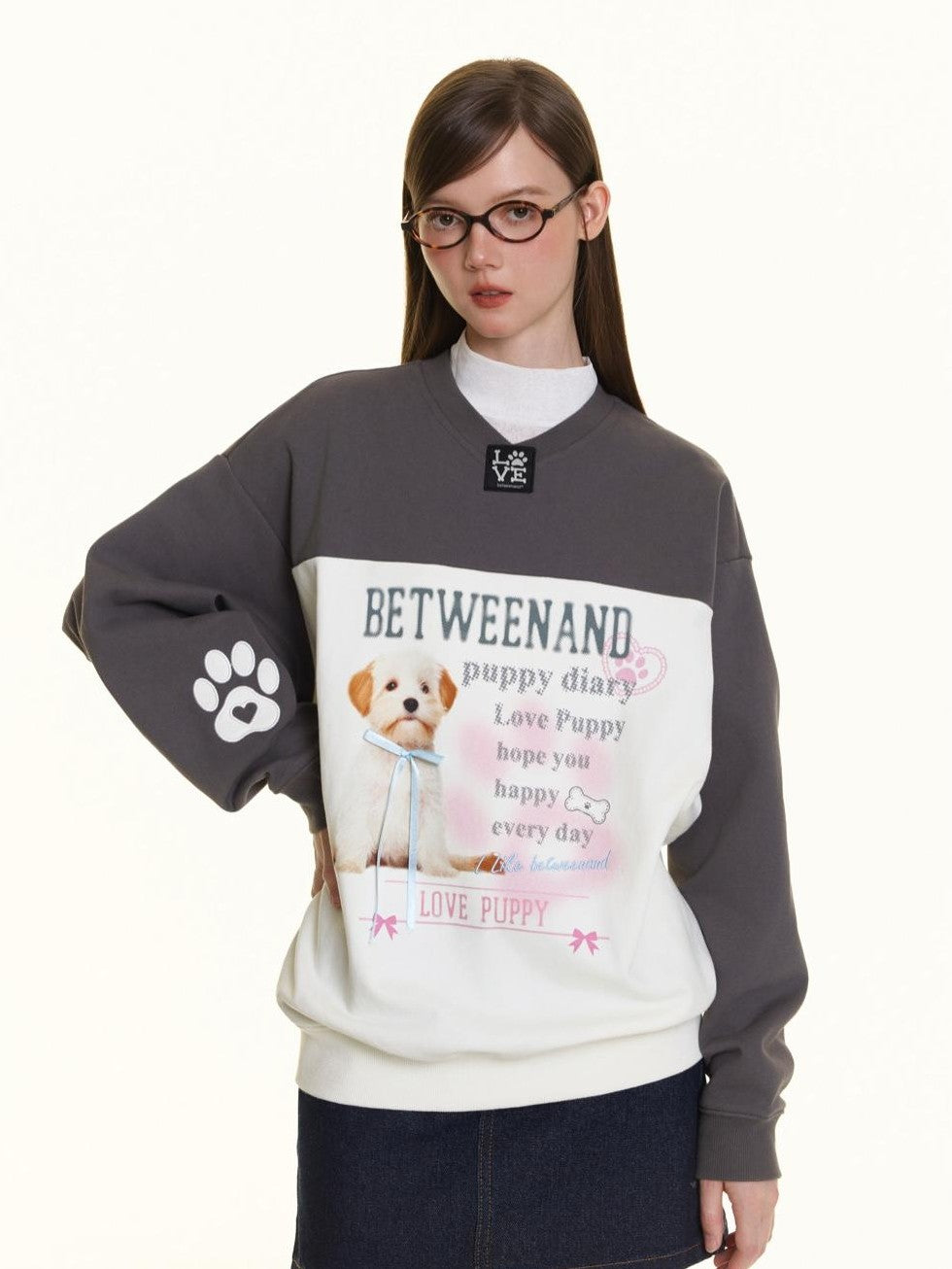 BETWEENAND Dog Patch Contrast V-neck Embroidered Women&