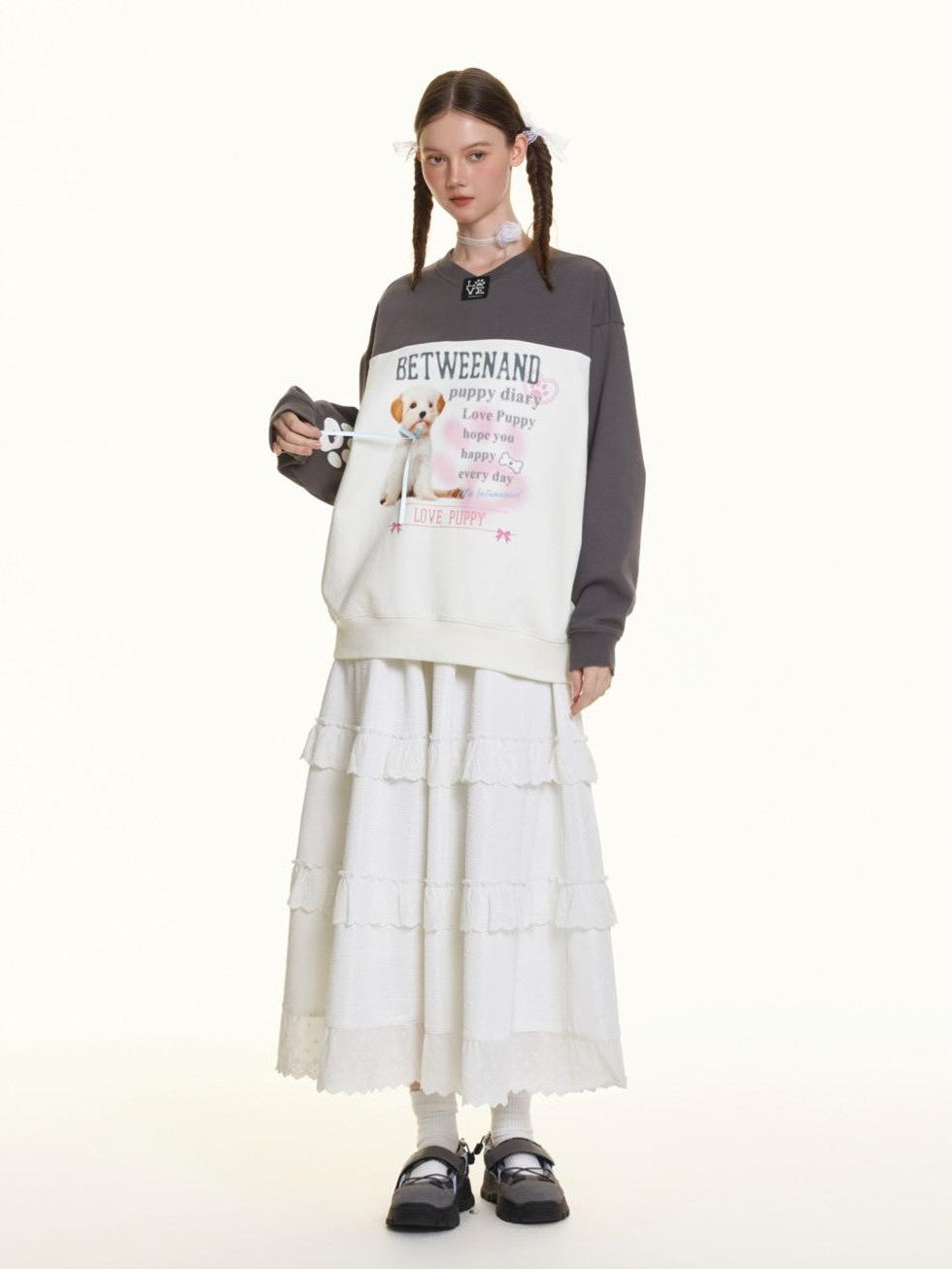 BETWEENAND Dog Patch Contrast V-neck Embroidered Women&