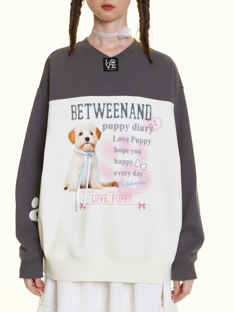 BETWEENAND Dog Patch Contrast V-neck Embroidered Women&