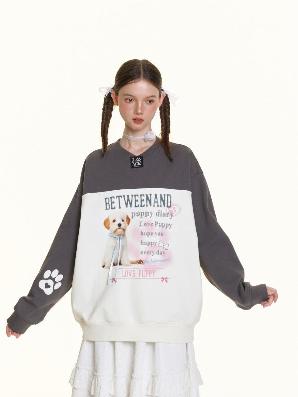 BETWEENAND Dog Patch Contrast V-neck Embroidered Women&
