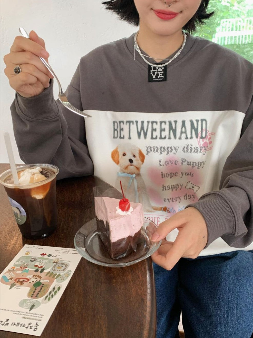 BETWEENAND Dog Patch Contrast V-neck Embroidered Women&