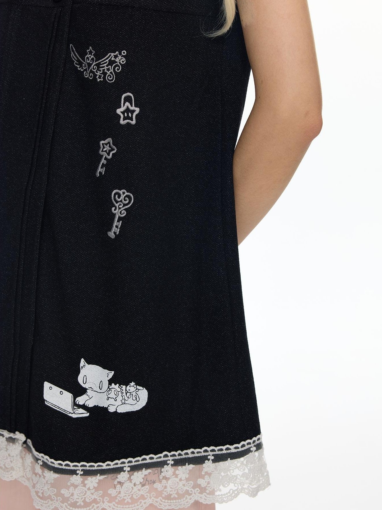 BETWEENAND Embroidered Doll Collar Double Breasted Women&