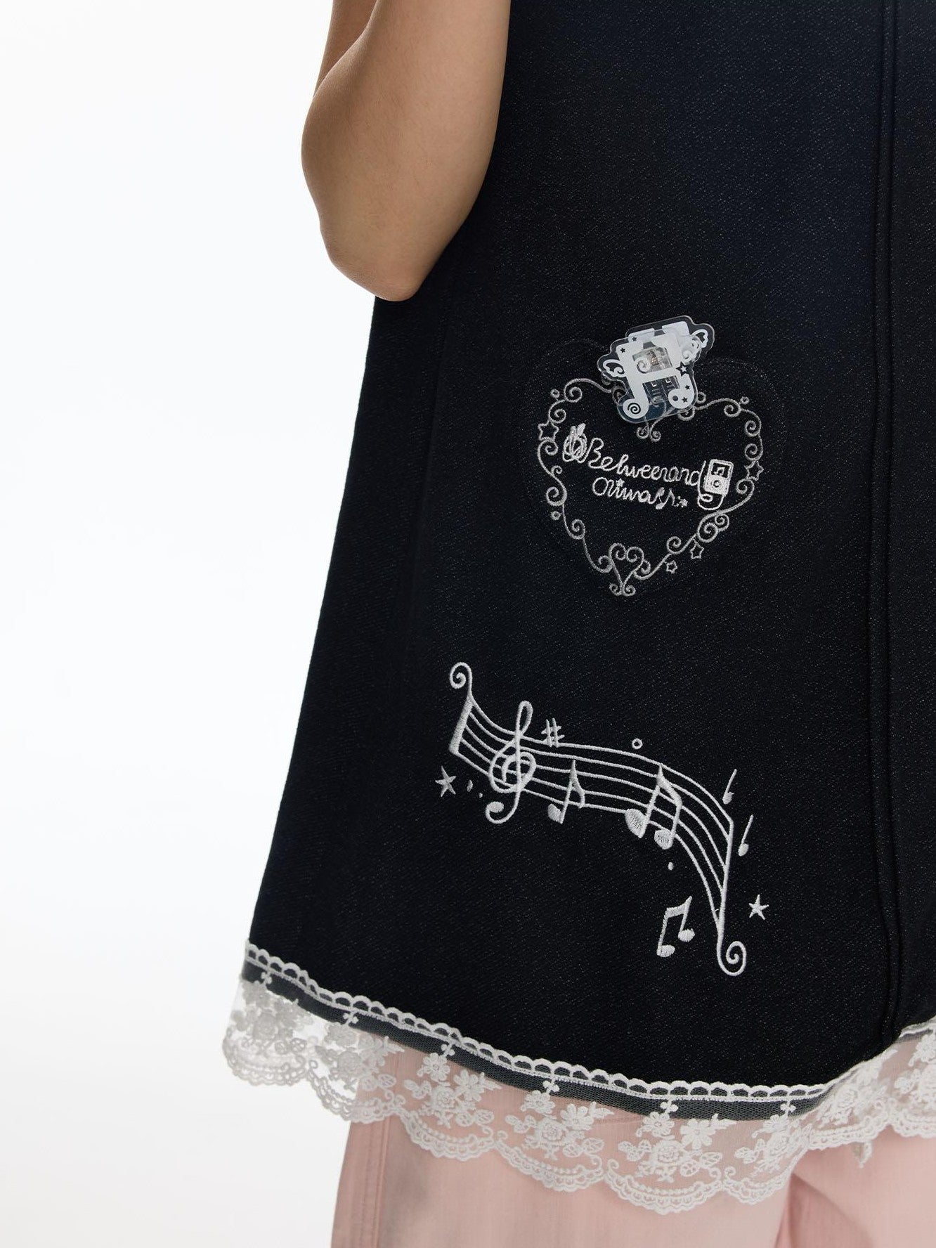BETWEENAND Embroidered Doll Collar Double Breasted Women&