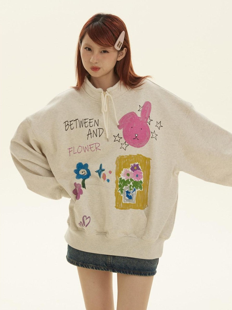 BETWEENAND Graffiti Cartoon Rabbit Print Zip Half High Collar Ribbed Women&