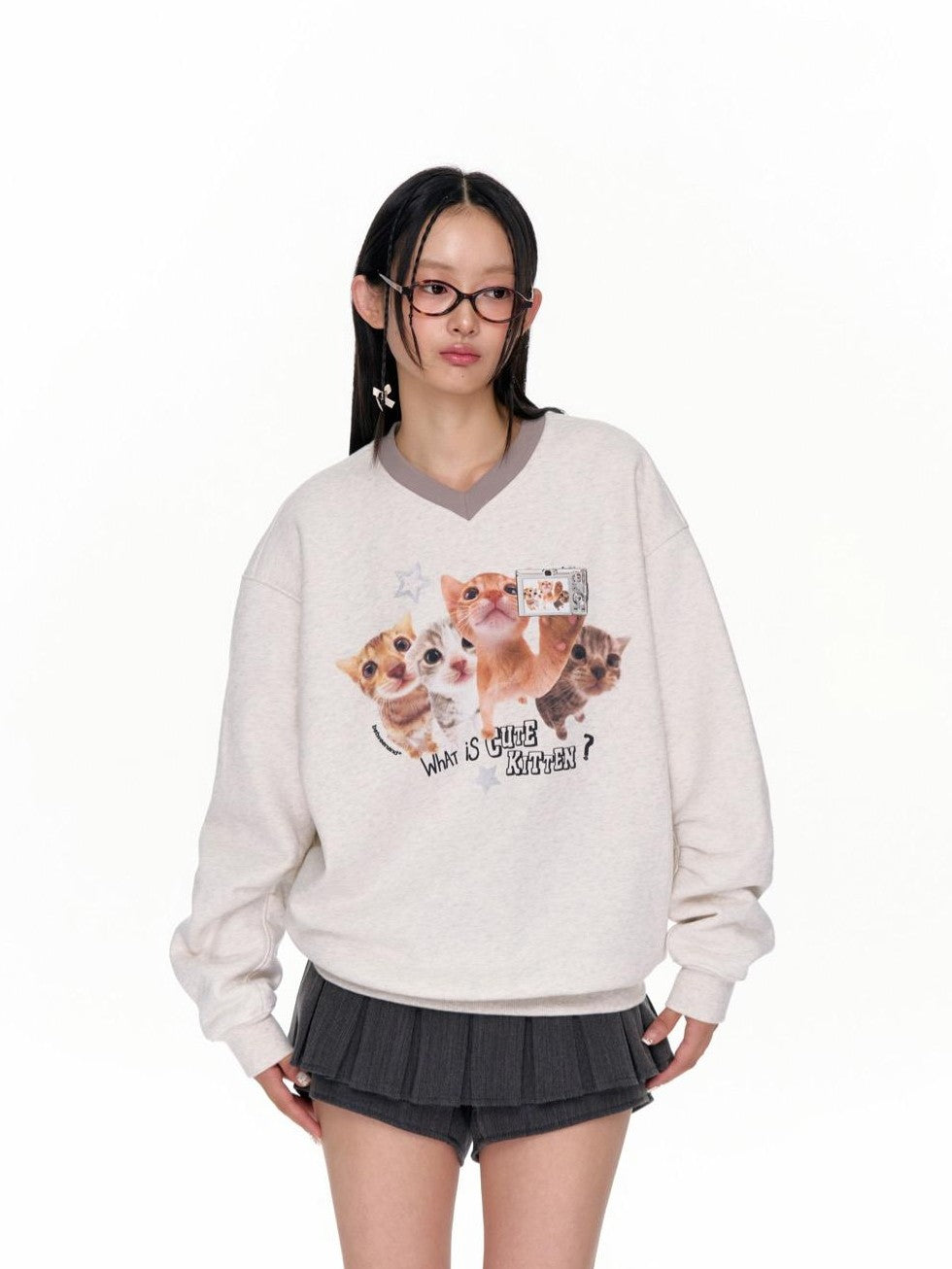BETWEENAND Oatmeal Gray Kitten Selfie Print V-neck Women&