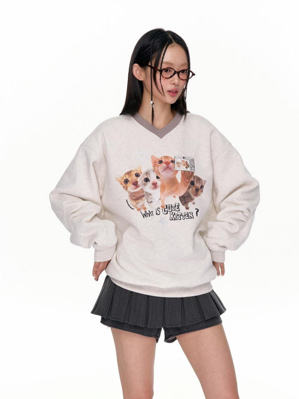 BETWEENAND Oatmeal Gray Kitten Selfie Print V-neck Women&