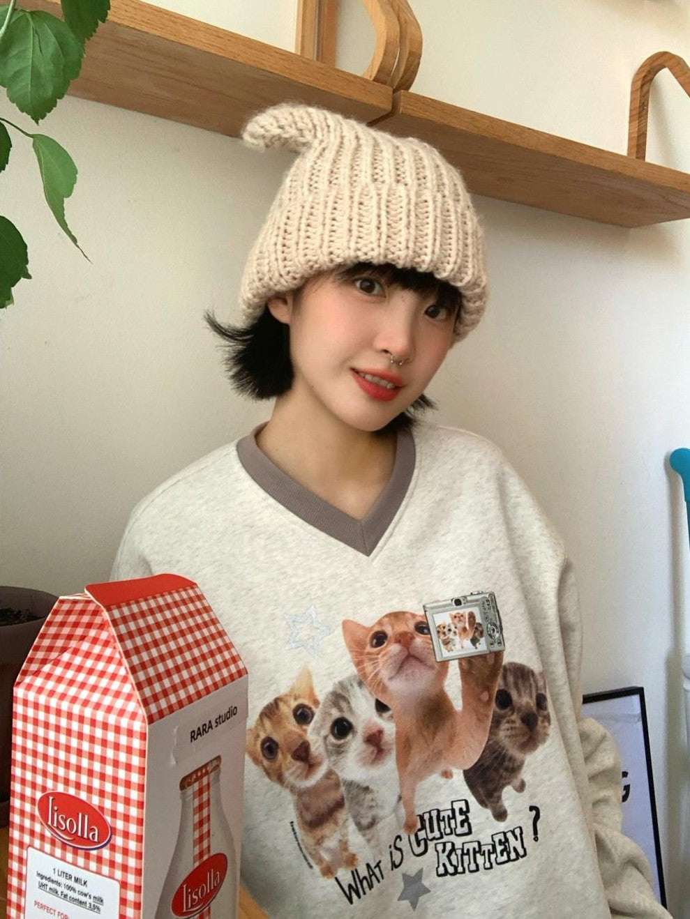 BETWEENAND Oatmeal Gray Kitten Selfie Print V-neck Women&