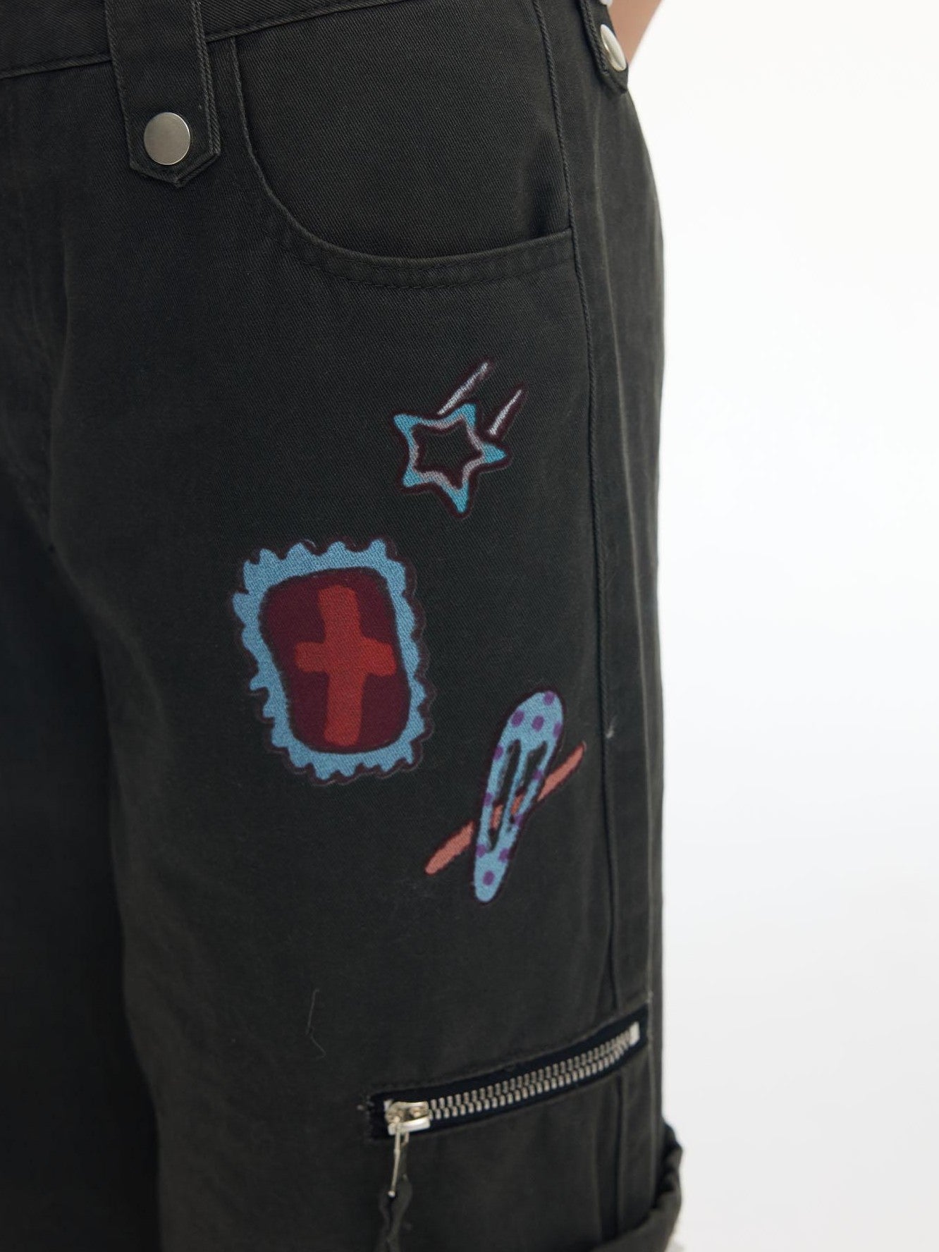 BETWEENAND Printed Micro Flare Multi Pocket Low Waist Cargo Women&