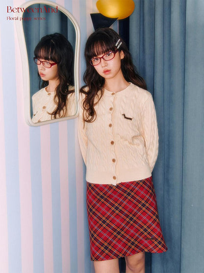 BETWEENAND Red Plaid Embroidered A Line Mid Waist Women&