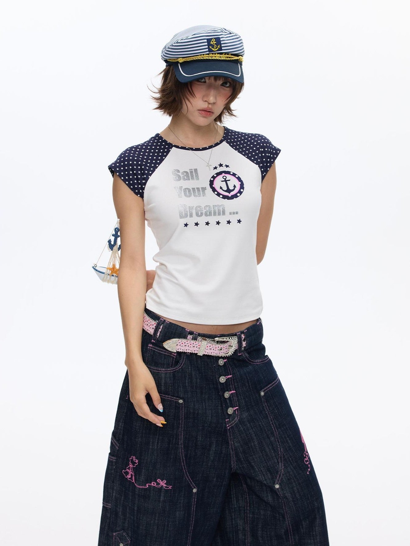 BETWEENAND White Contrast Letter Print Raglan Crop Women&