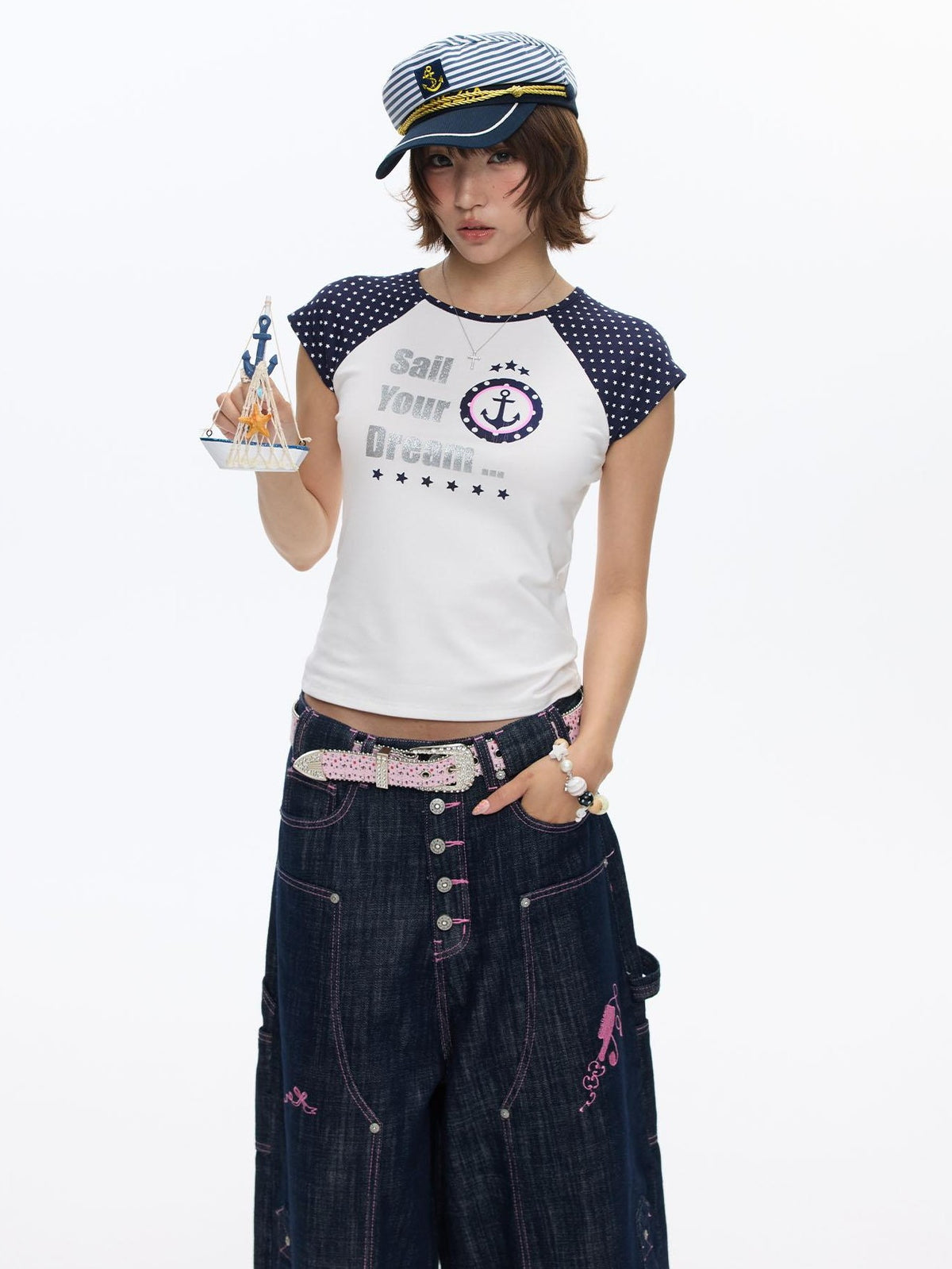 BETWEENAND White Contrast Letter Print Raglan Crop Women&