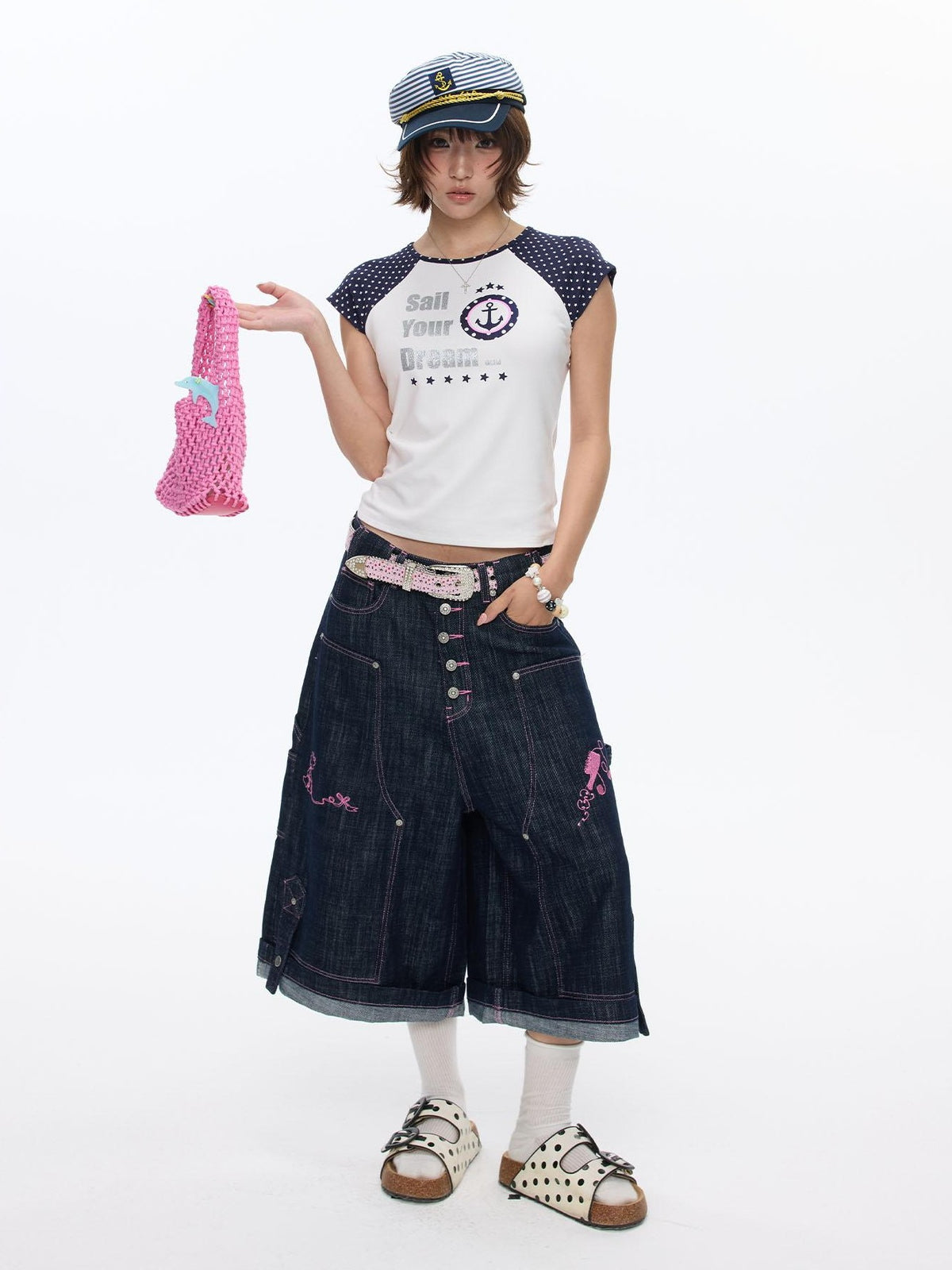 BETWEENAND White Contrast Letter Print Raglan Crop Women&