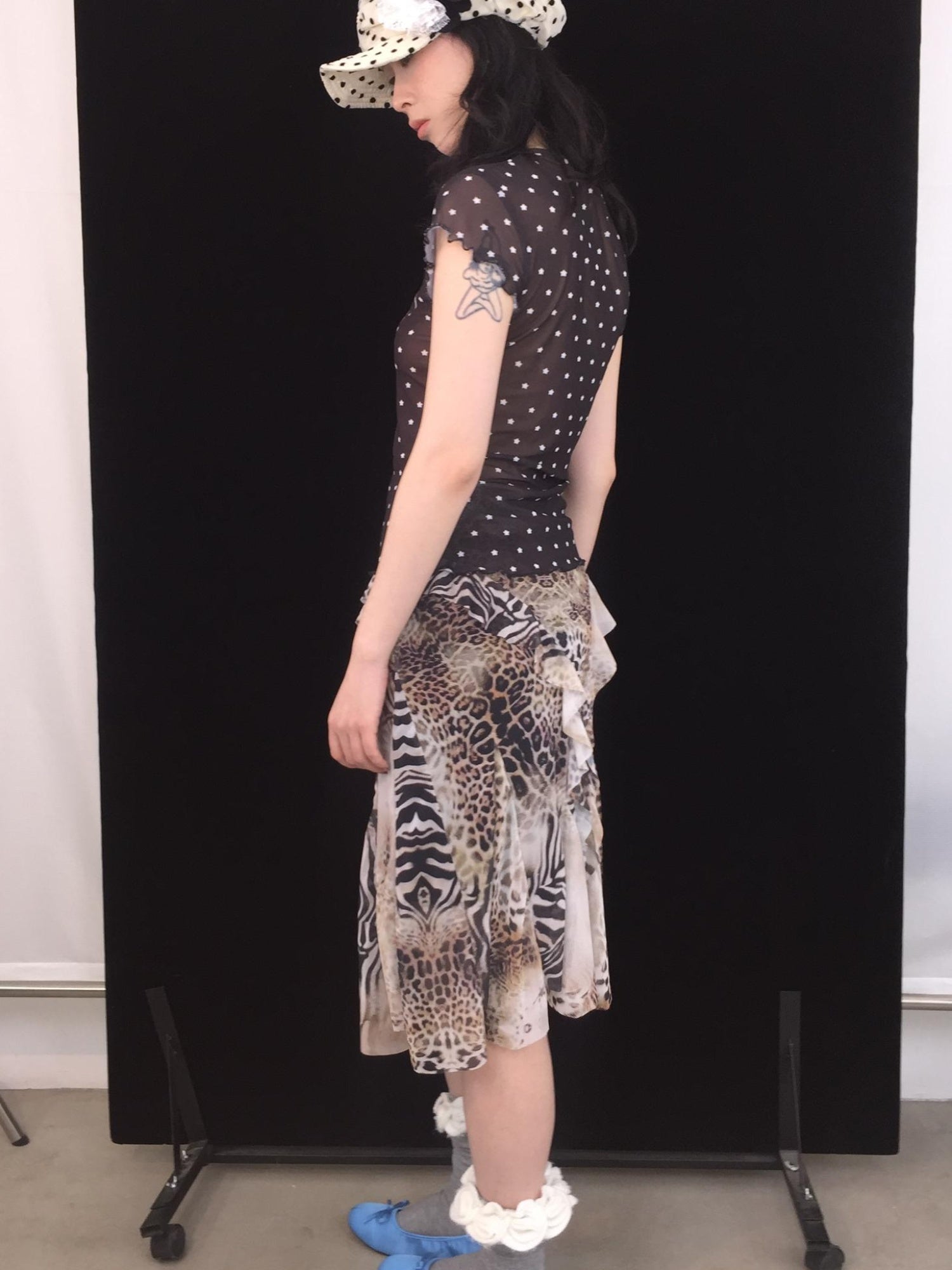 Schwarzes Mesh-Stretch-T-Shirt mit Kitty-Sternen-Print 