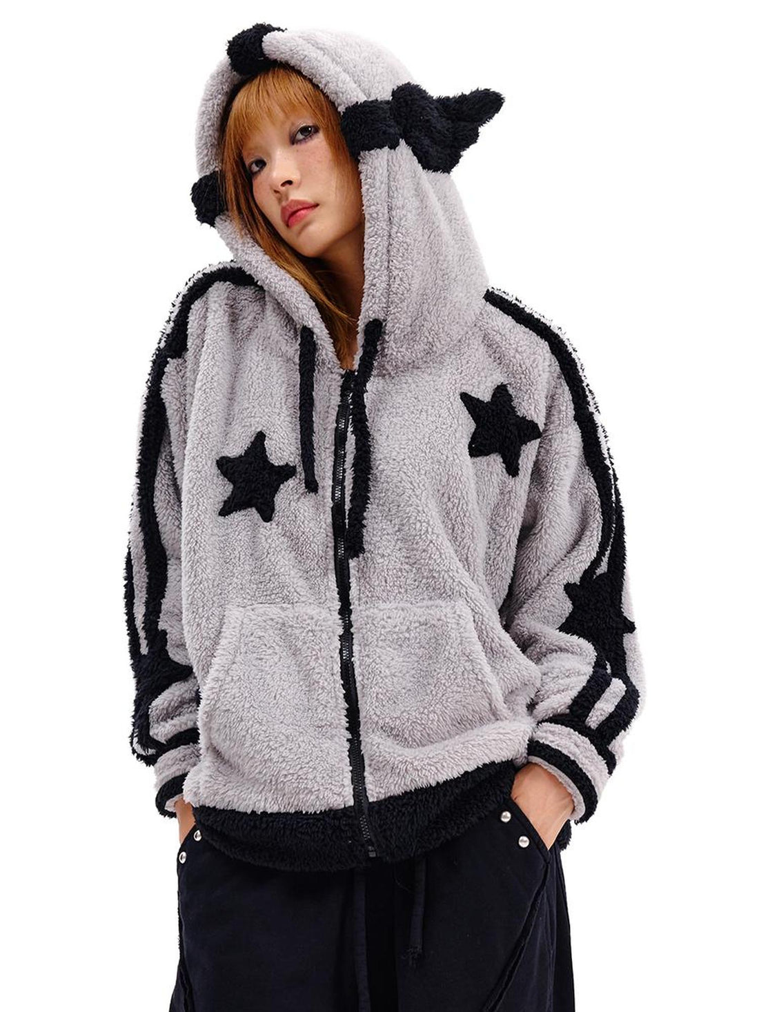 CFIERCE Angelic Contrast Knit Coat
V-Neck
T-Shirt
Long-Sleeve