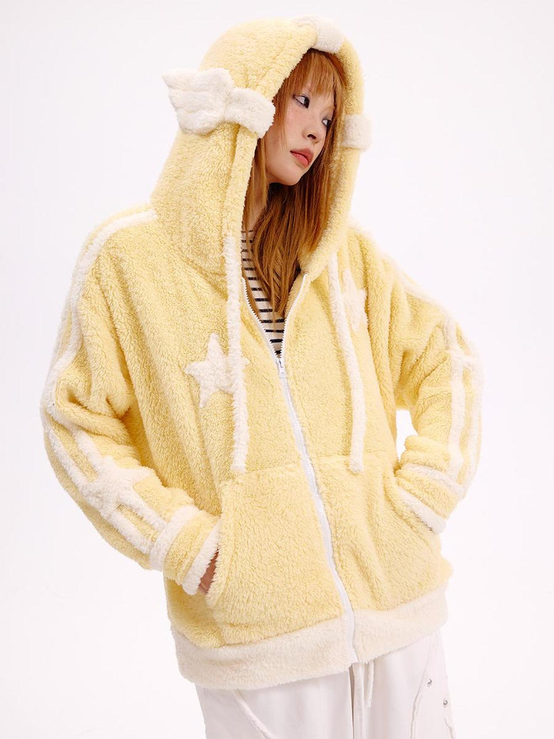CFIERCE Angelic Contrast Knit Coat
V-Neck
T-Shirt
Long-Sleeve