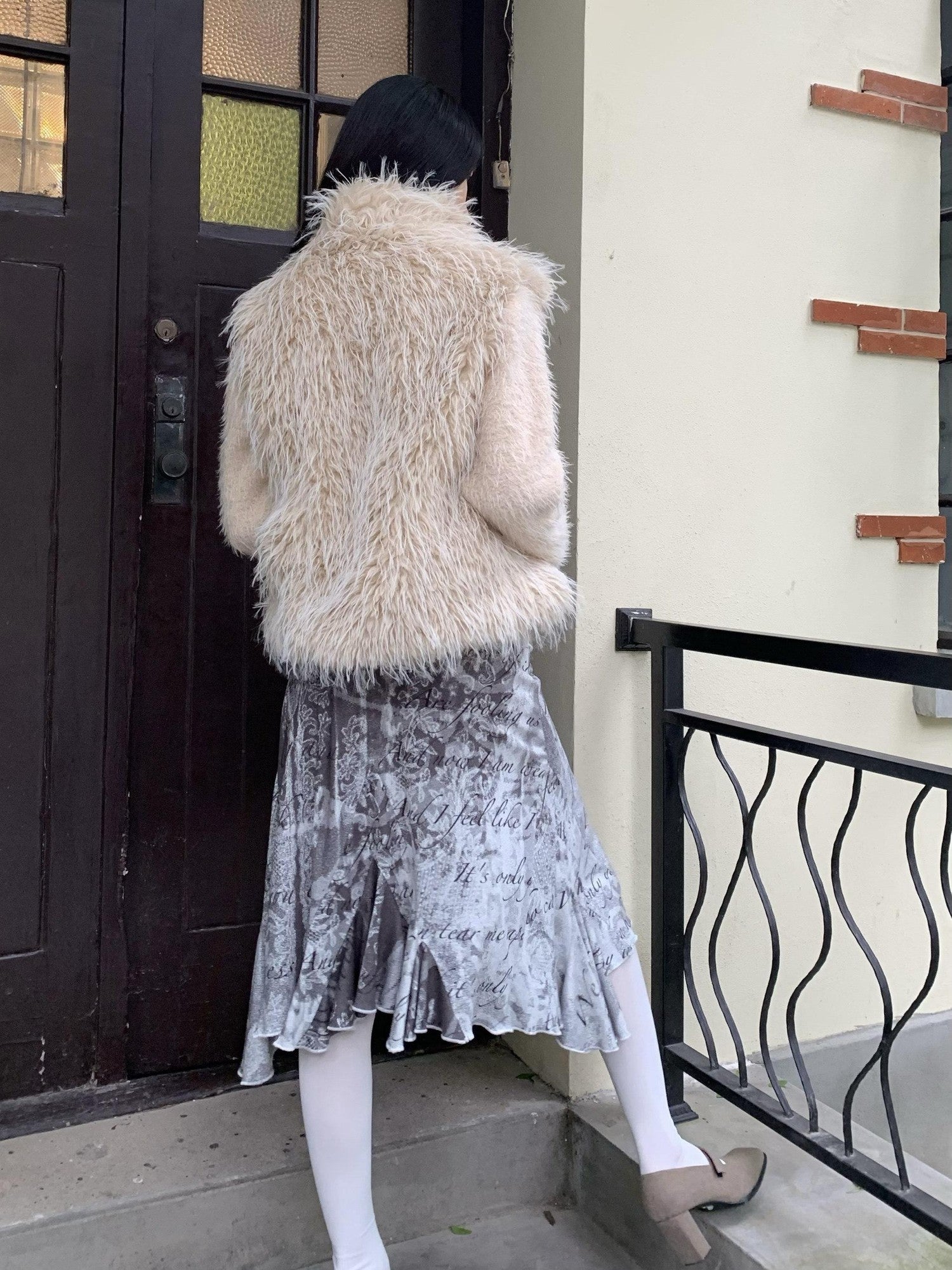 Chipchipshop Beige Cropped Vertical Fur Panels Knit Sleeves High Neck Women&