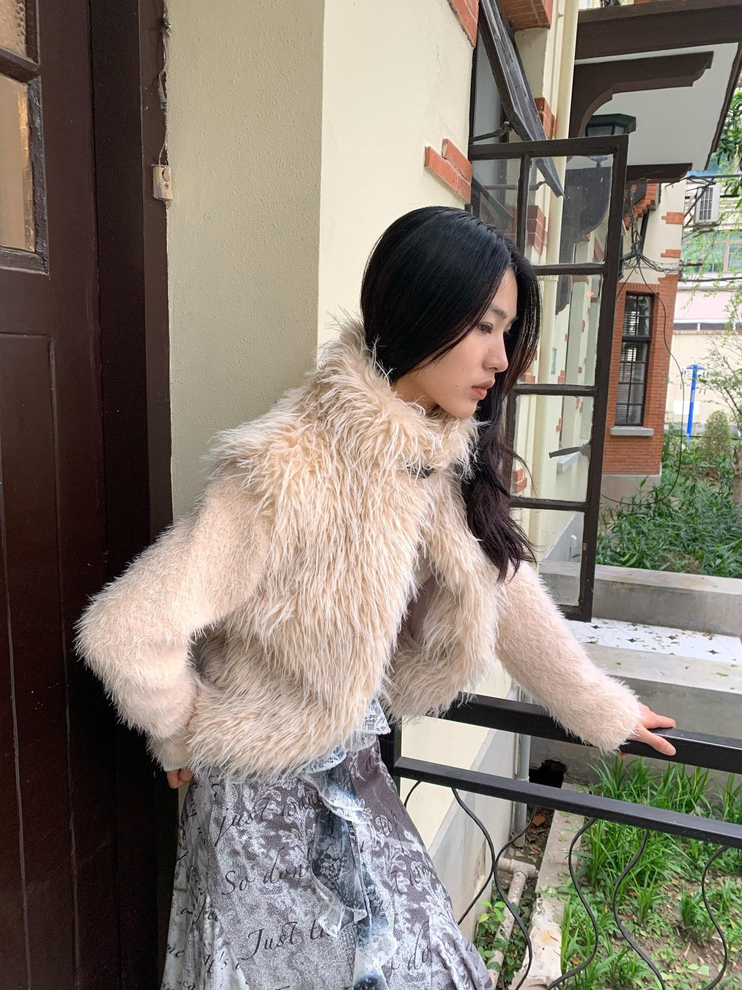 Chipchipshop Beige Cropped Vertical Fur Panels Knit Sleeves High Neck Women&