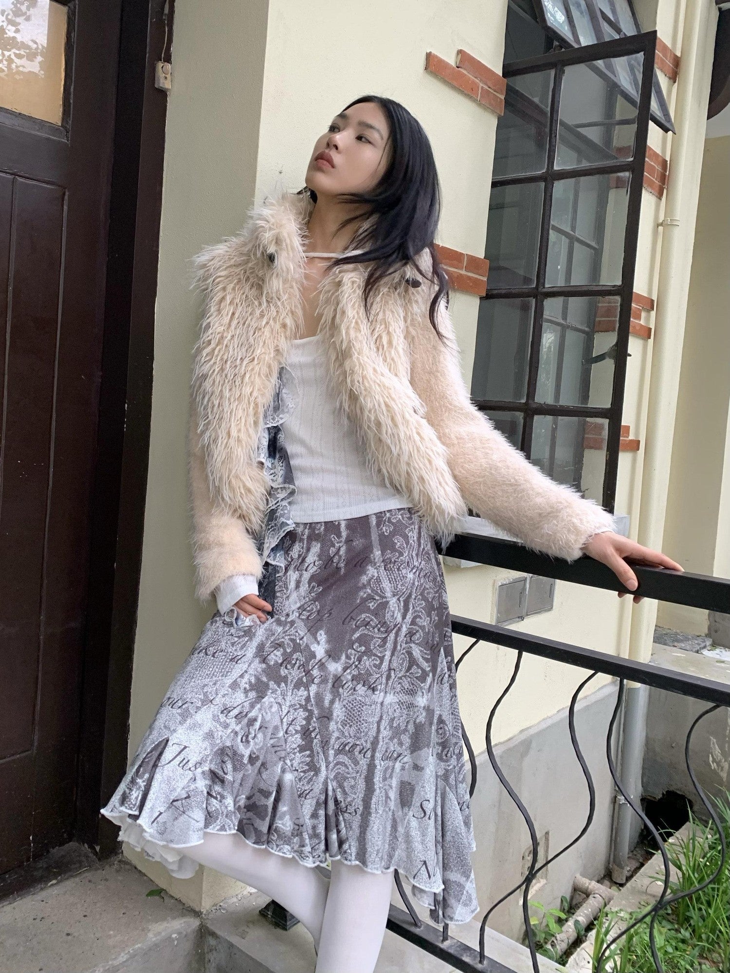 Chipchipshop Beige Cropped Vertical Fur Panels Knit Sleeves High Neck Women&