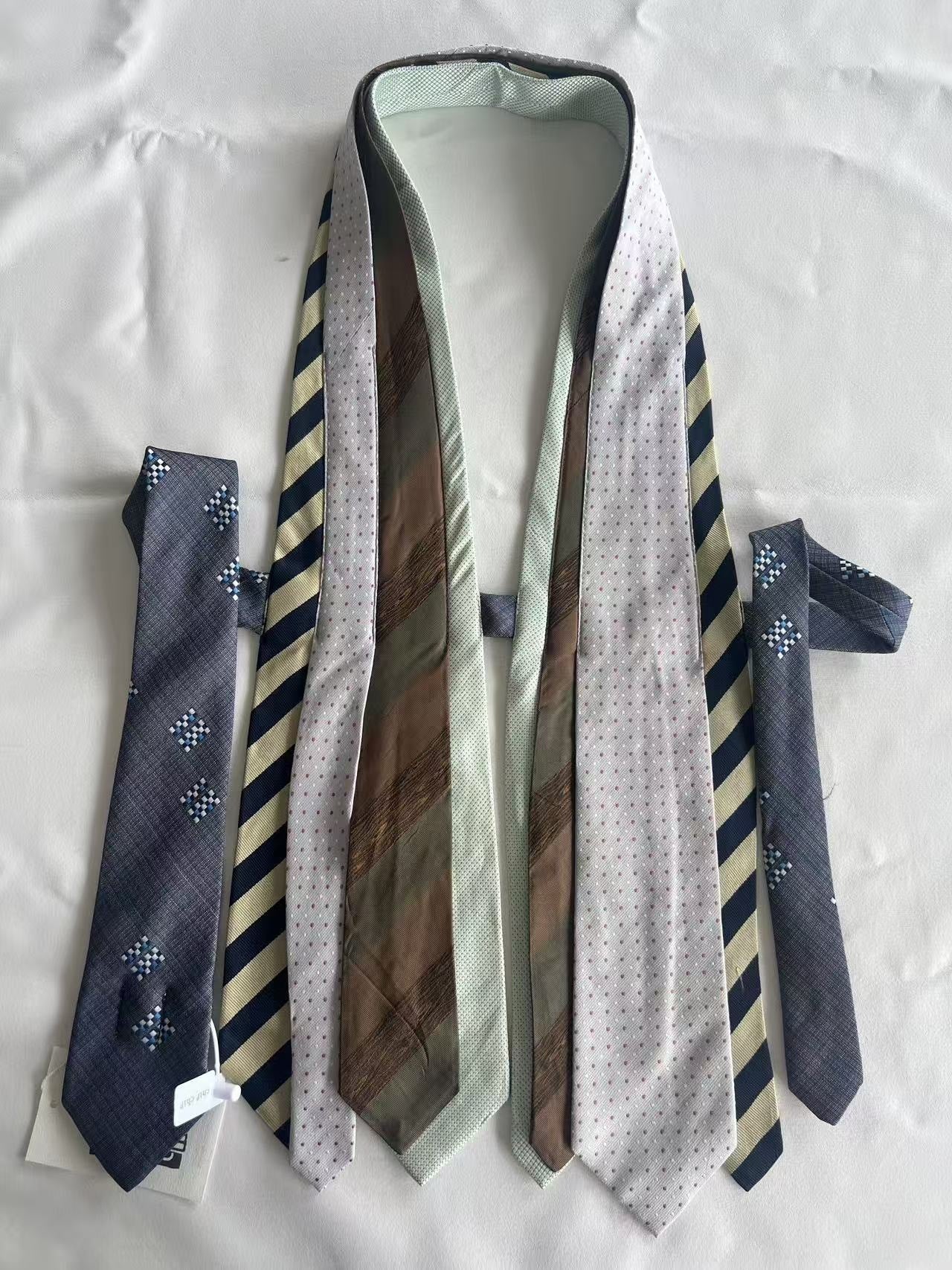Chipchipshop_Original_Vintage_Tie_Detail_V-neck_Unique_Print_One_Of_A_Kind_Women&