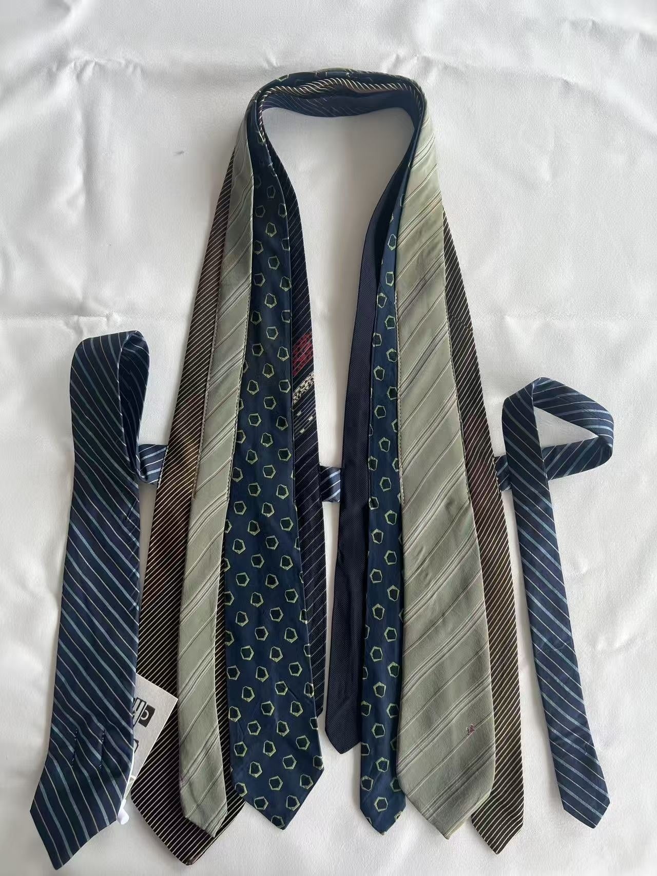 Chipchipshop_Original_Vintage_Tie_Detail_V-neck_Unique_Print_One_Of_A_Kind_Women&