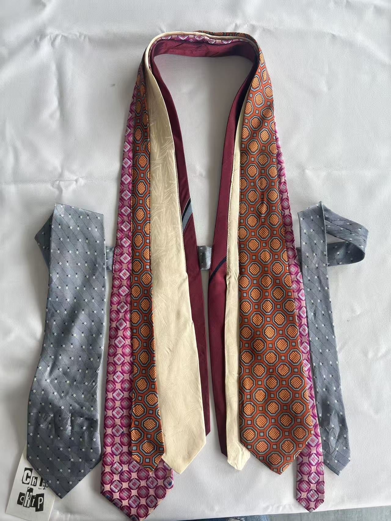 Chipchipshop_Original_Vintage_Tie_Detail_V-neck_Unique_Print_One_Of_A_Kind_Women&