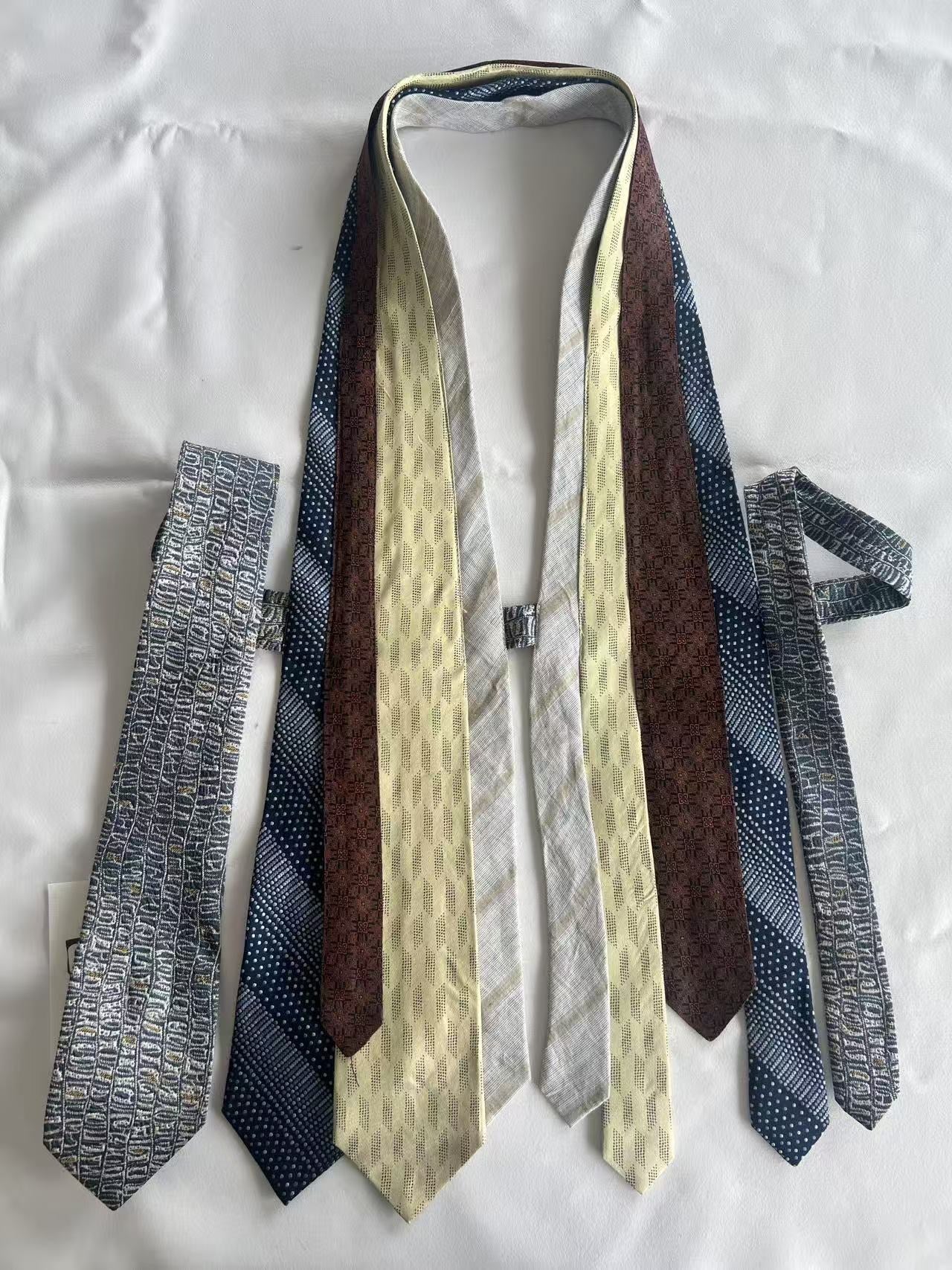 Chipchipshop_Original_Vintage_Tie_Detail_V-neck_Unique_Print_One_Of_A_Kind_Women&