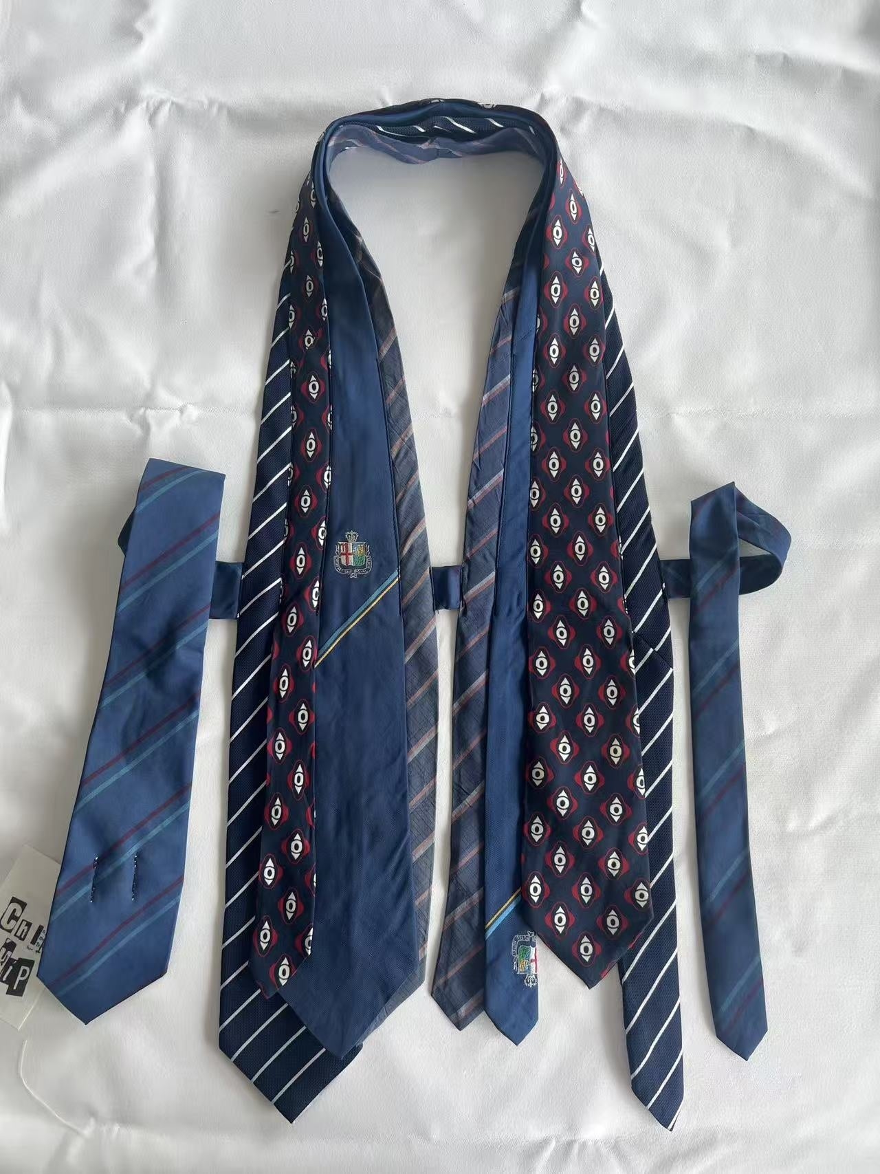 Chipchipshop_Original_Vintage_Tie_Detail_V-neck_Unique_Print_One_Of_A_Kind_Women&