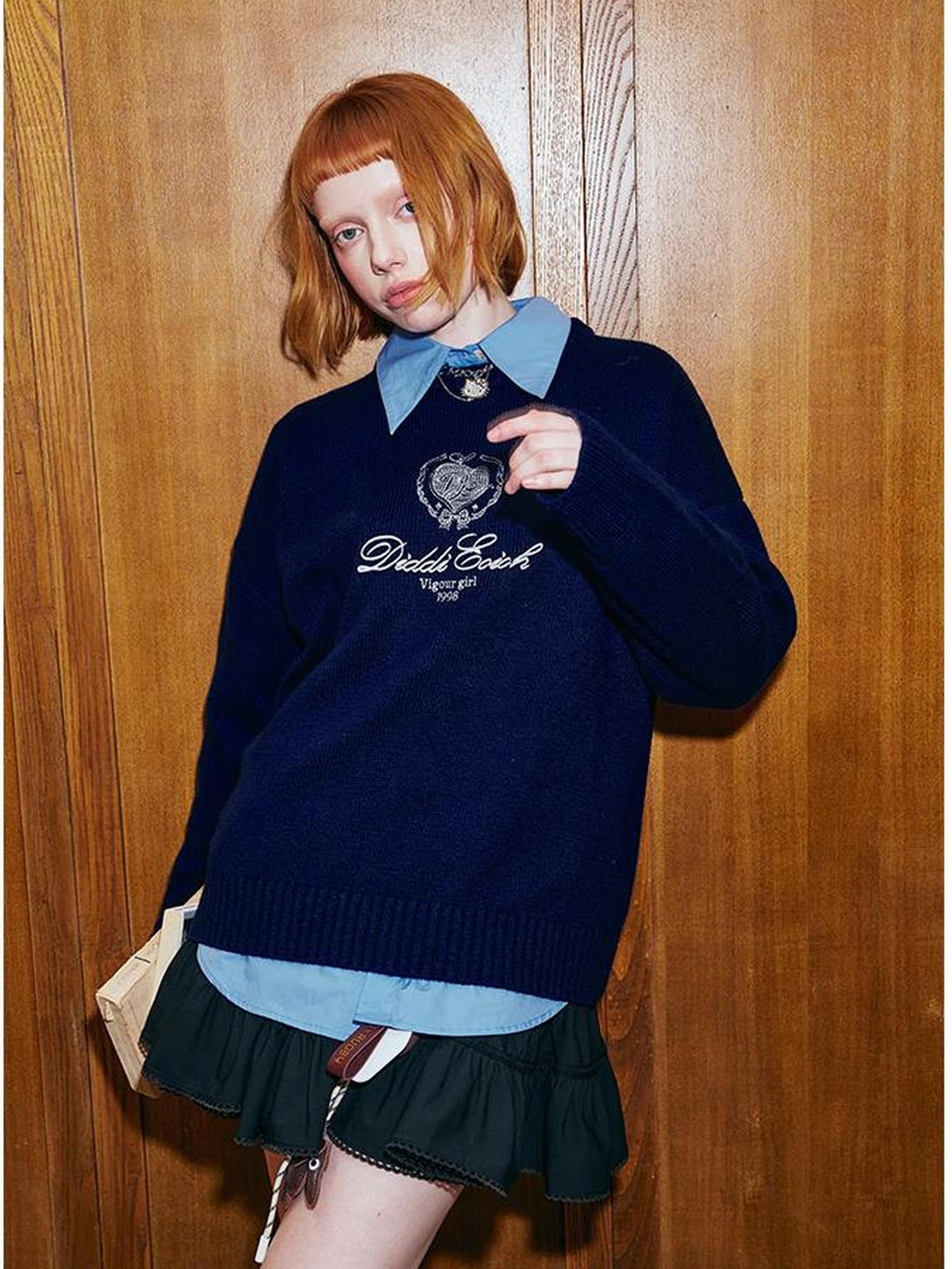 DIDDI MODA Classic Collar Knit Sweater With Bow Emblem Embroidery
