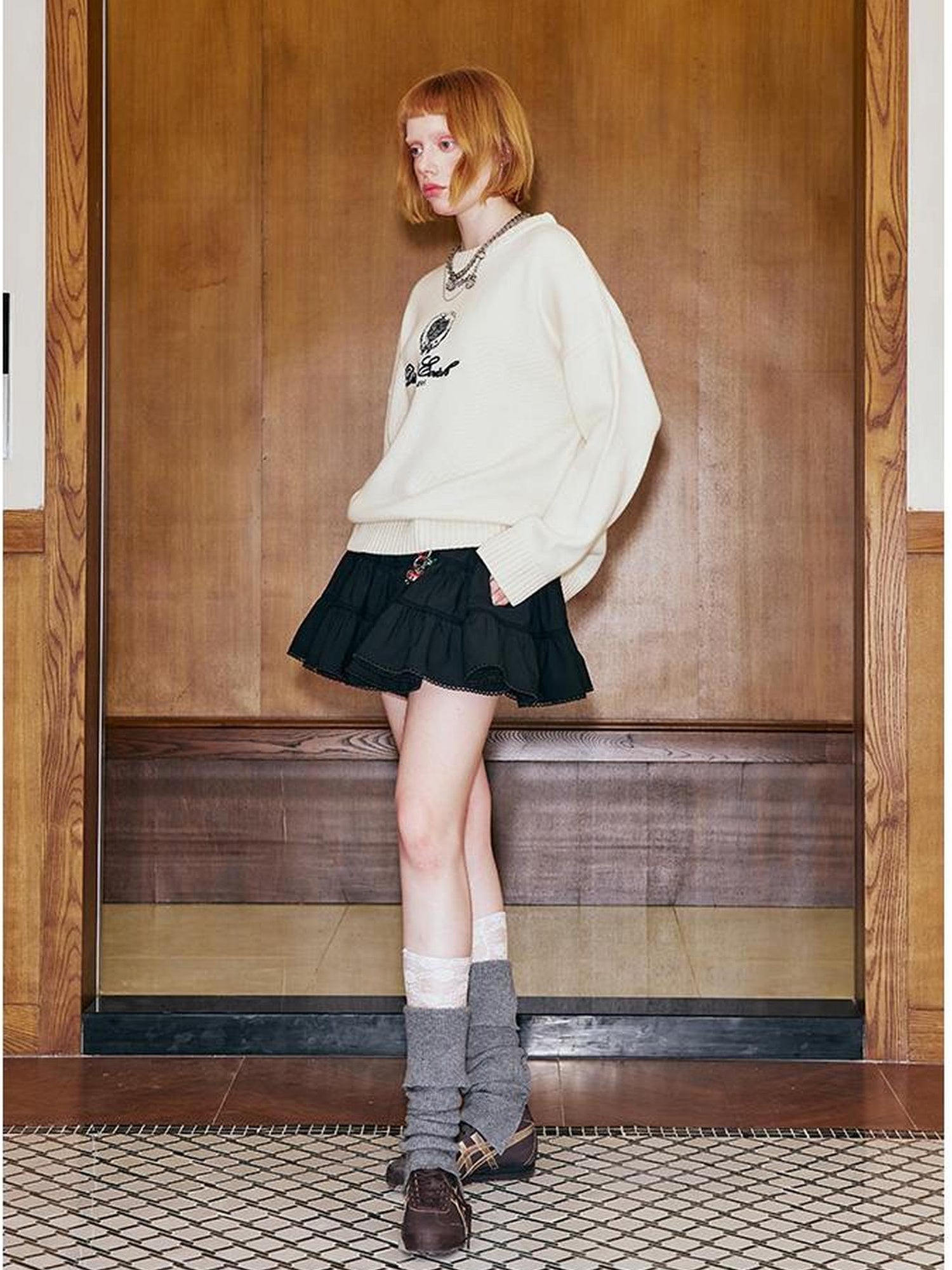 DIDDI MODA Classic Collar Knit Sweater With Bow Emblem Embroidery